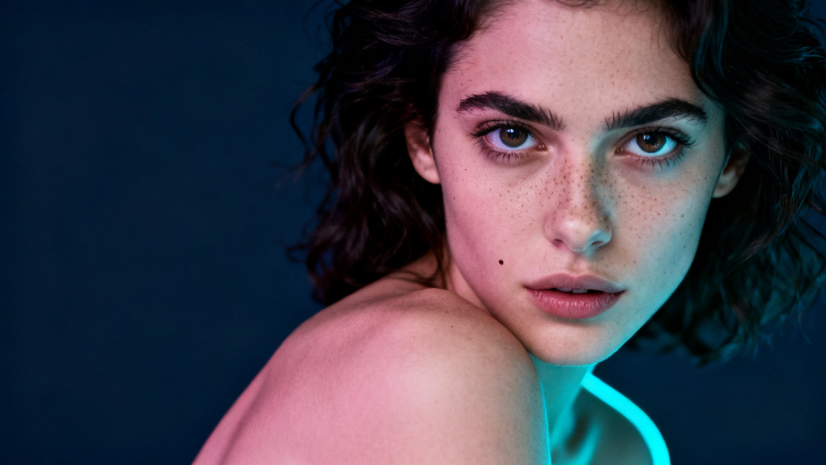 Retrato editorial con iluminación neón generado con IA sin restricciones